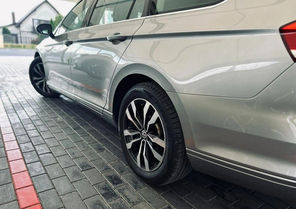 Volkswagen Passat cena 46900 przebieg: 225000, rok produkcji 2015 z Radom małe 781
